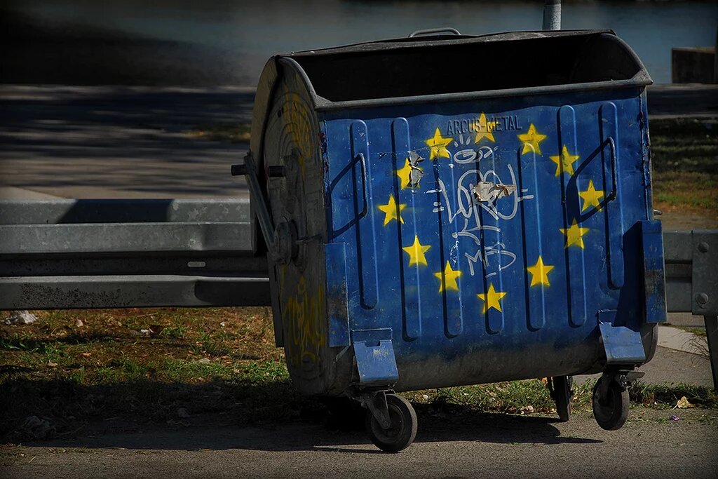 Müllcontainer vor dem Headquarter der EU in Brüssel