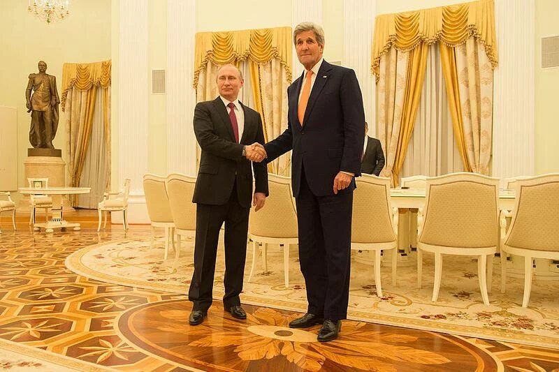 Secretary Kerry and Russian President Putin Pose for a Photo Before Their Bilateral Meeting Focused on Syria and Ukraine in Moscow Wladimir Putin und John Kerry