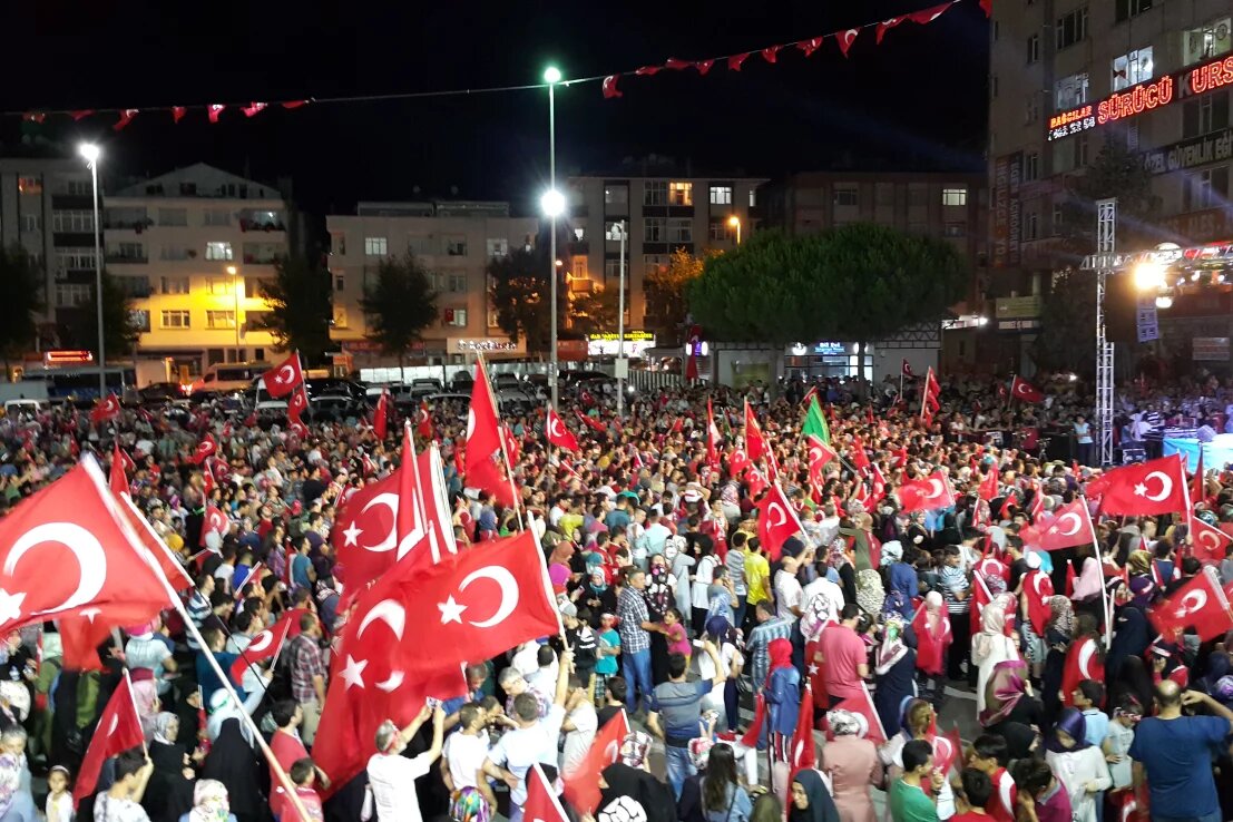 Istanbul am 15. Juli 2016 Menschen in Instanbul demonstrieren gegen den Staatsstreich