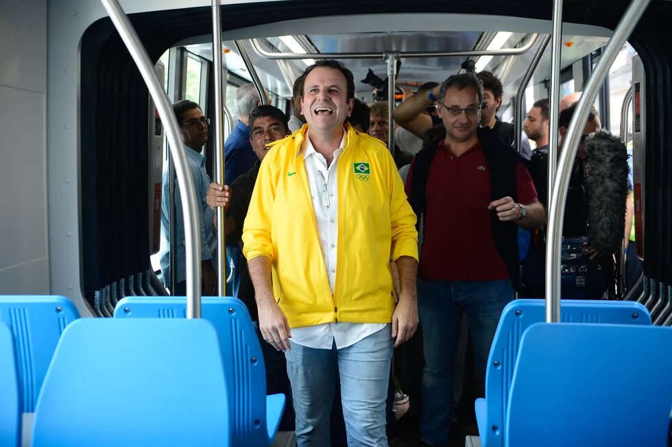Olympiade 2016: Neue Straßenbahn im Zentrum Rio de Janeiro Rios Bürgermeister Eduardo Paes weiht die neue Straßenbahn im Zentrum der Stadt ein.
