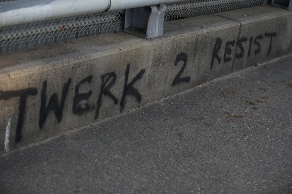 Twerk 2 resist Twerk 2 resist - aufgesprüht auf einer Mauer