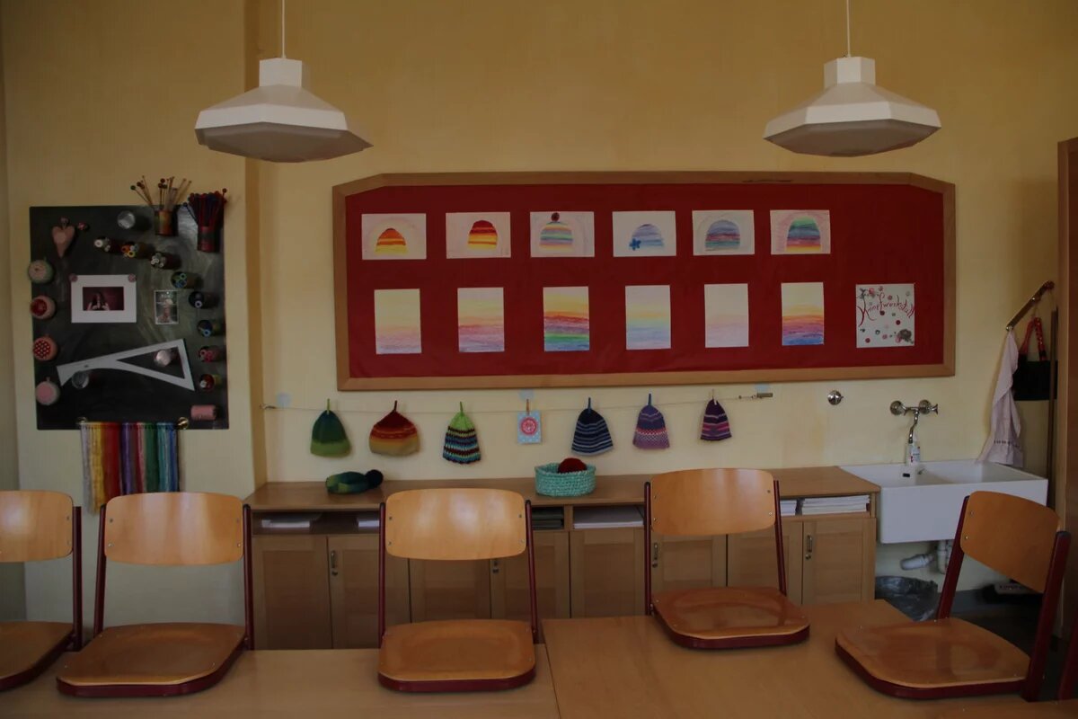 Waldorfschule Ottensen Ein Klassenraum in der Waldorfschule Ottensen. Die Schulräume werden in warmen Farben und natürlichen Materialien gestaltet. sind