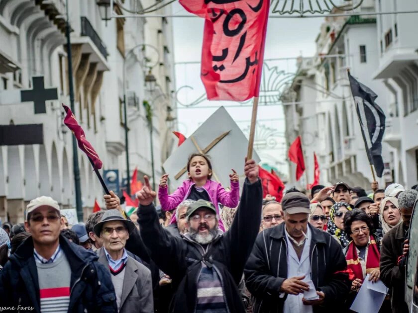 AMDH und Protestierende der "Bewegung 20. Februar" am fünften Jahrestag der Bewegung im Februar 2016 AMDH und Protestierende der "Bewegung 20. Februar" am fünften Jahrestag der Bewegung im Februar 2016
