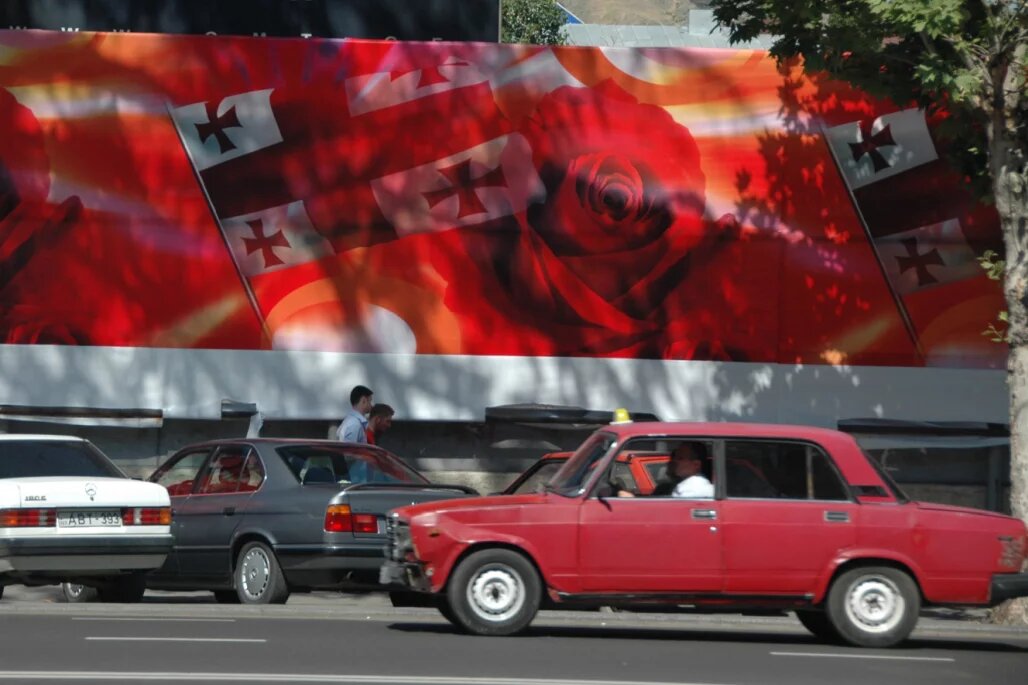 Tbilissi, Georgien Plakatwand mit Rosen-Motiv in Tbilissi, Georgien