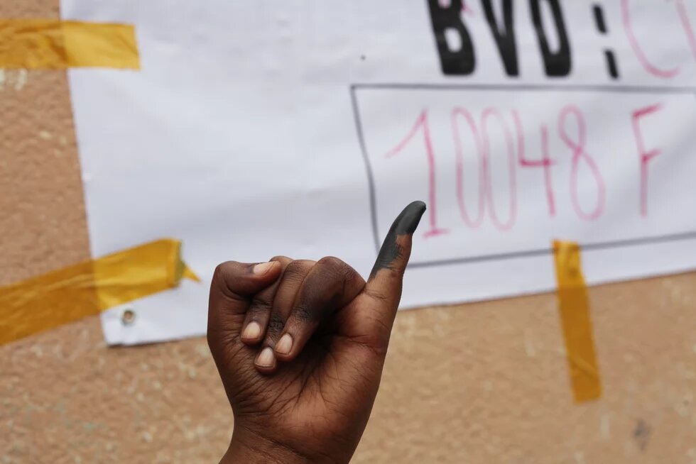 Finger mit Wahltinte nach der Wahl 2011 in der Demokratischen Republik Kongo