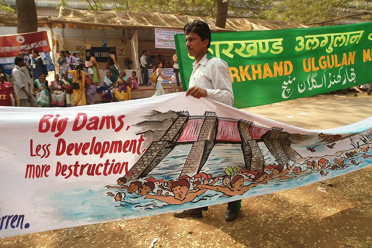 Anti dam protest Mann mit Transparent auf Protestveranstaltung gegen Staudämme beim Weltsozialforum 2004 in Mumbai