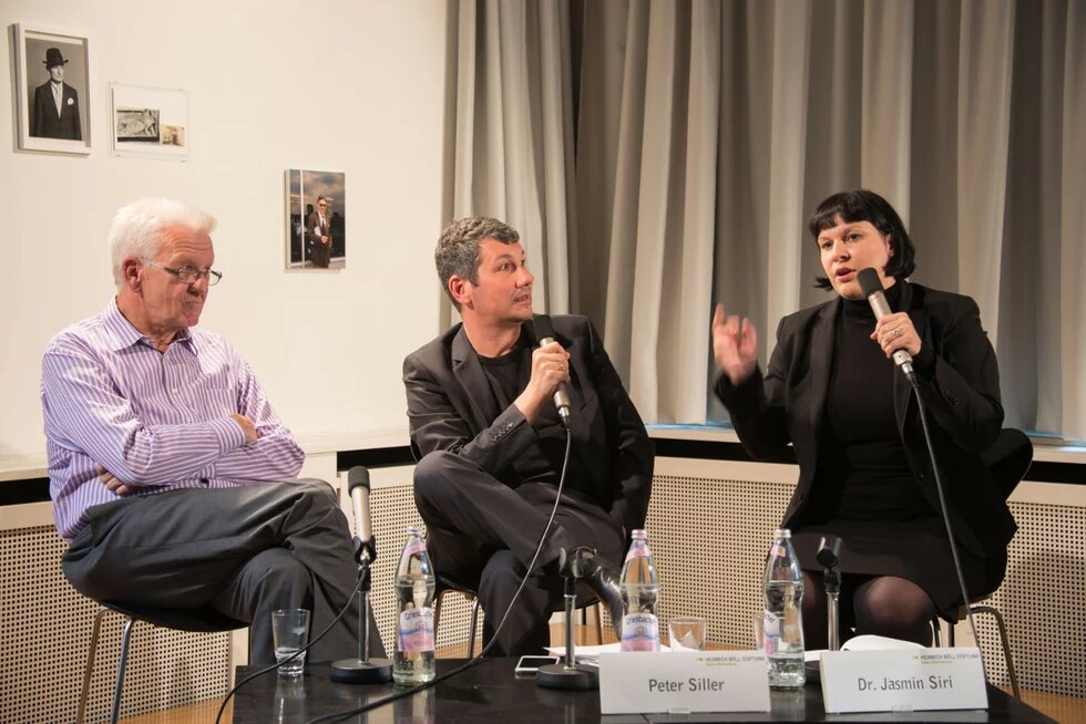 Jasmin Siri, Winfried Kretschmann und Peter Siller beim Demokratiedialog in Stuttgart