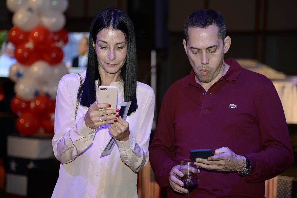 Election night event 2016 Gäste auf der Wahlparty der US-Botschaft in Israel schauen auf ihre Handys