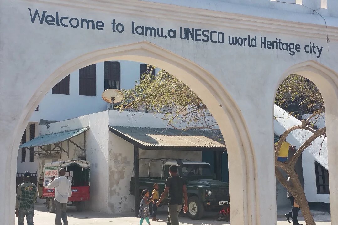 Lamu, Kenia Tor vom Hafen nach Lamu