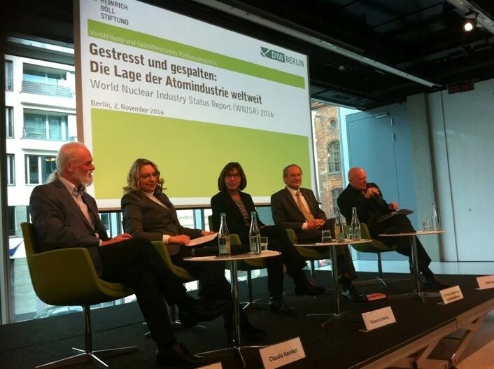 Mycle Schneider, Claudia Kemfert, Rebecca Harms, Christian Meyer zu Schwabedissen und Ralf Fücks diskutieren den World Nuclear Industry Status Report 2016 Mycle Schneider, Claudia Kemfert, Rebecca Harms, Christian Meyer zu Schwabedissen und Ralf Fücks diskutieren den World Nuclear Industry Status Report 2016