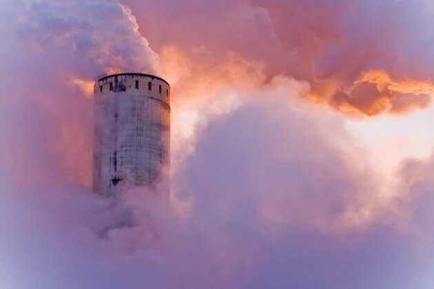 Cloudfactory II Schornstein des RWE-Kohlekraftwerks in Grevenbroich, Deutschland, am frühen Morgen