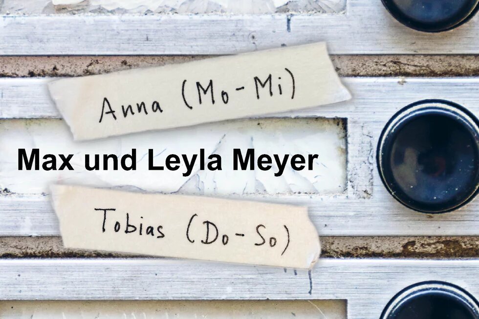 Klingelschild Überklebtes Klingelschild