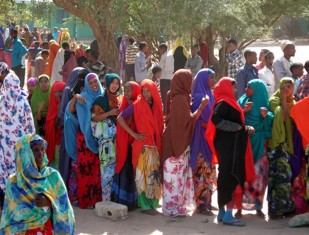 Junge Frauen stehen an, um ihre Stimme bei den Kommunalwahlen in Somaliland 2012 abzugeben. Nur in der nach Unabhängigkeit strebenden Republik hat es bislang allgemeine und freie Wahlen gegeben, seit der somalische Staat 1991 kollabierte. In Somalia wurde ein neuer Präsident ins Amt eingeführt.