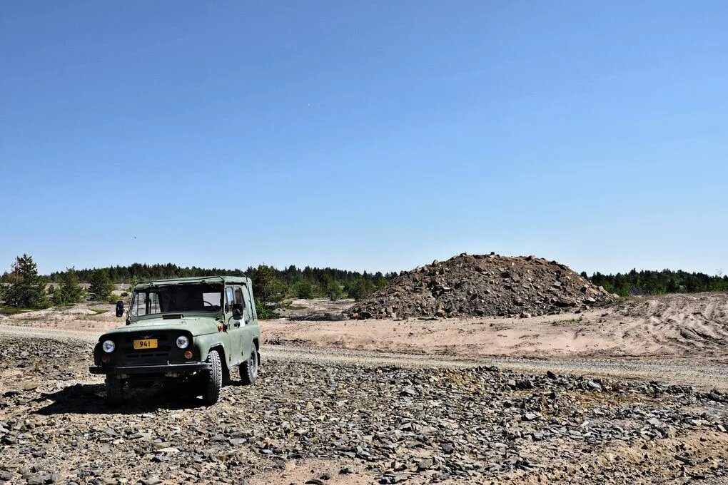 Jeep Grüner Jeep auf Schotter