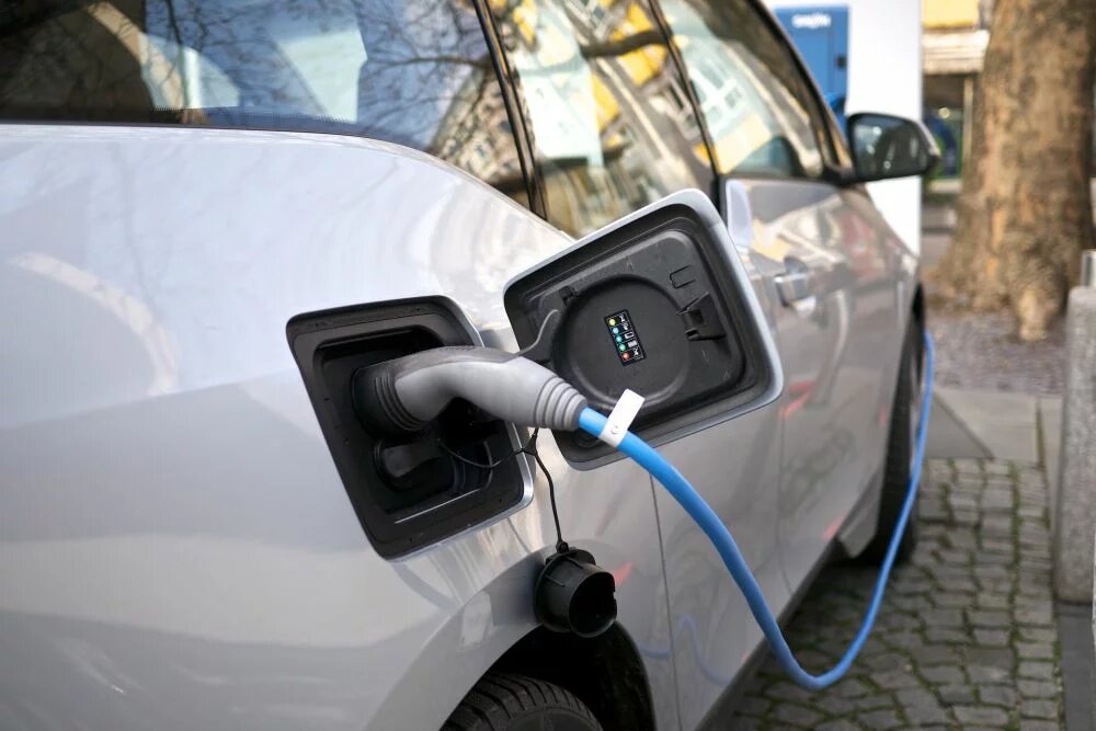 BMW i3 electric car Elektroauto mit Ladekabel