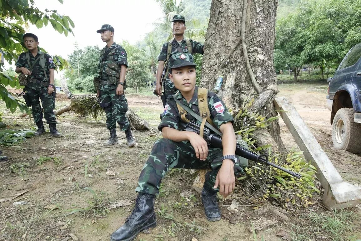 Karen National Union Army (KNU) on security duty, 2015 an der Grenze von Myanmar zu Thailand "Karen National Union Army (KNU) on security duty", 2015 an der Grenze von Myanmar zu Thailand