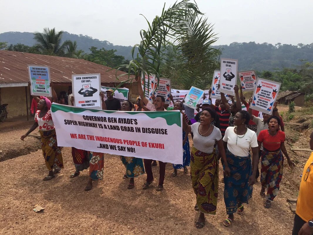 Women of the Ekuri community protest against the superhighway Women of the Ekuri community protest against the superhighway