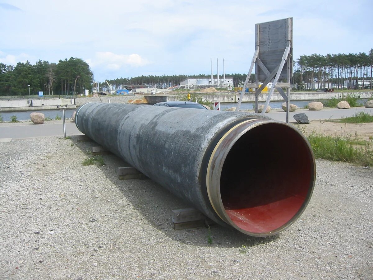 Nord Stream Offshore-Rohr in Lubmin, einer Gemeinde im Landkreis Ostvorpommern. Die Rohrleitung befindet sich neben einem Informationsstand in der Marina Lubmin, der über den Bau der Pipeline informiert. Nord Stream Offshore-Rohr in Lubmin
