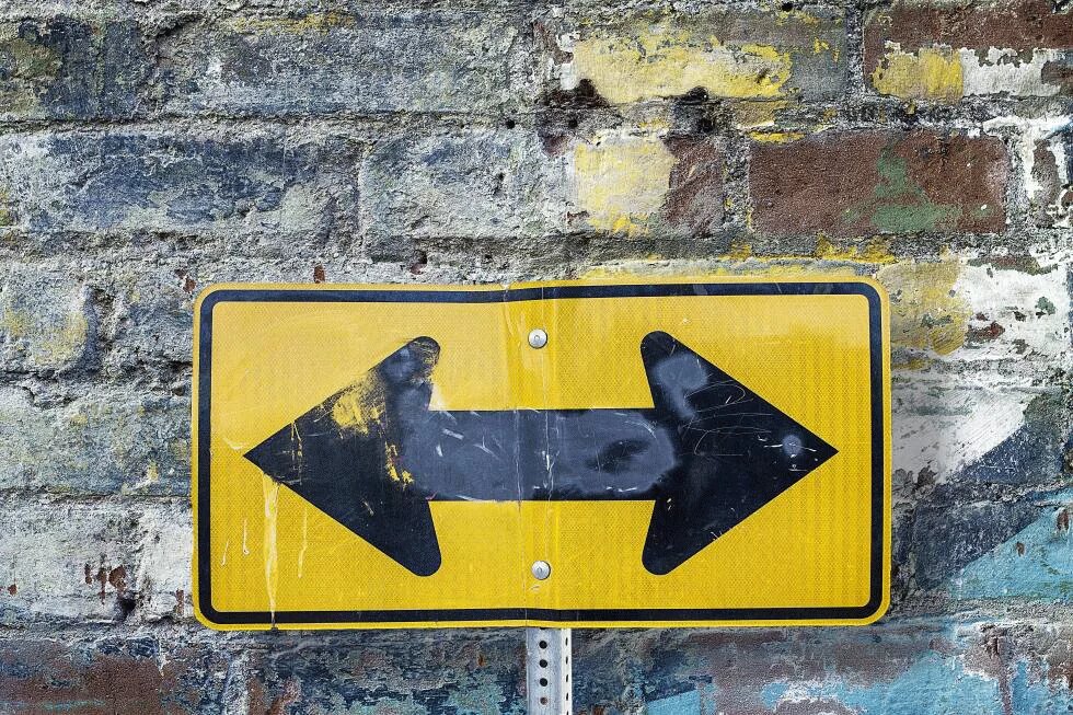 Ein Doppelpfeil auf einem Straßenschild Ein Doppelpfeil auf einem Straßenschild