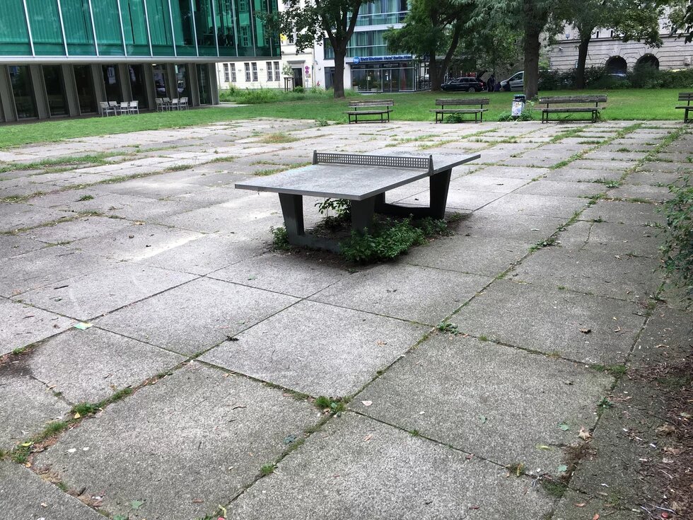 Möglicher Standort für einen Neubau der Heinrich-Böll-Stiftung Tischtennisplatte vor dem Gebäude der Heinrich-Böll-Stiftung