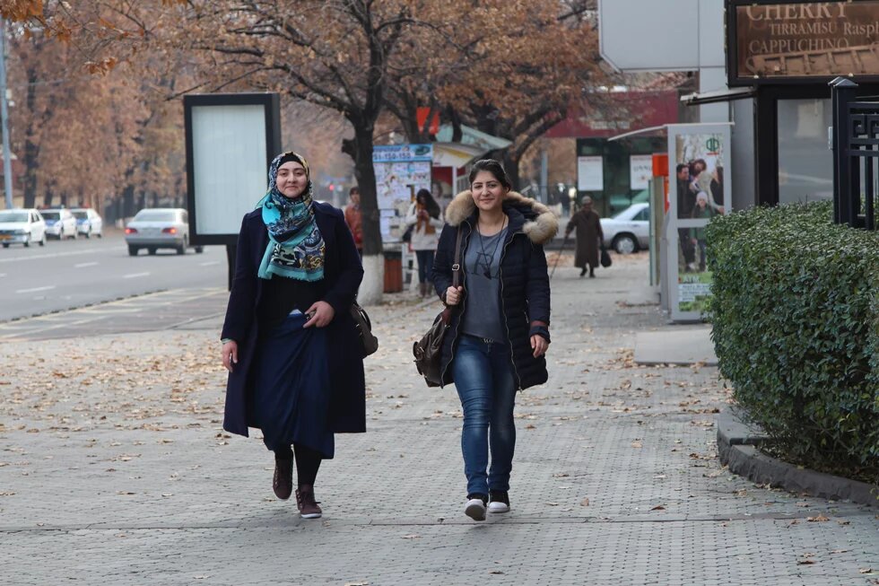 Young Leaders in Tschetschenien Zwei junge Frauen auf einer Straße in Tschetschenien