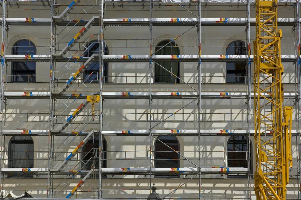 Gebäudesanierung Nahaufnahme eines Gebäudes mit Gerüst