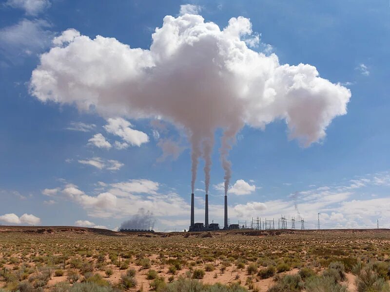 The Navajo Generating Station emetting flue gas emissions near Page, Arizona, United States. Die Navajo Generating Station, die Rauchgasemissionen in der Nähe von Page, Arizona, USA, emittiert.