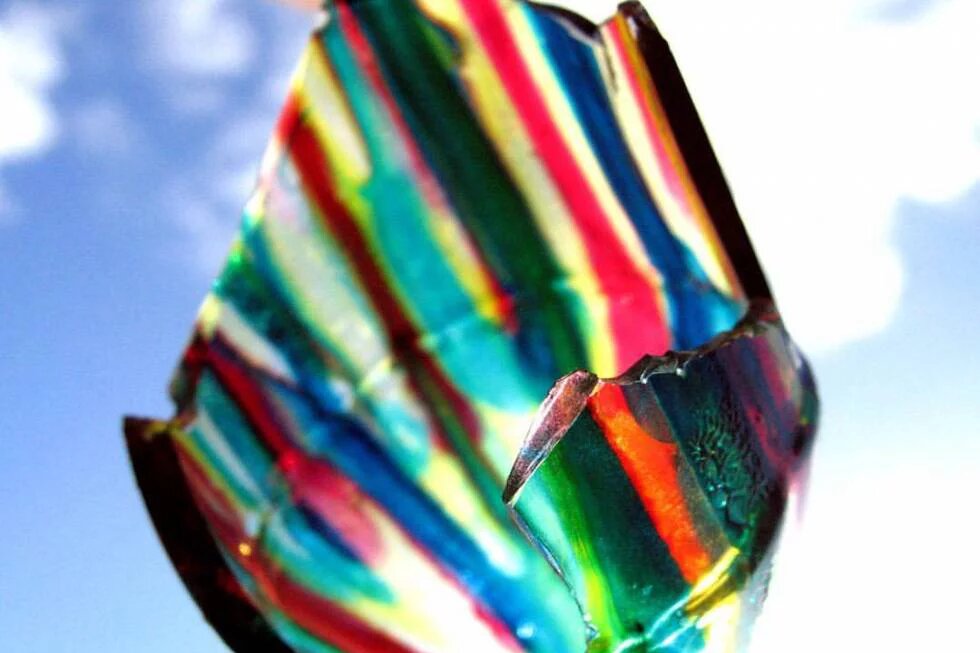 Rainbow Shard. #colour #shard #theshard #rainbow #glass #ruffrootcreative #random #boscombe Zerbrochene Flasche in Regenbogenfarben