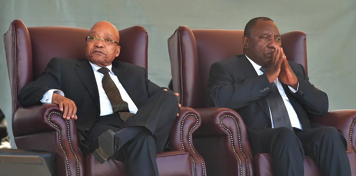 Women’s Day, 9 Aug 2015 Präsident Jacob Zuma und Vizepräsident Cyril Ramaphosa sitzen auf braunen Ledersesseln und schauen in verschiedene Richtungen
