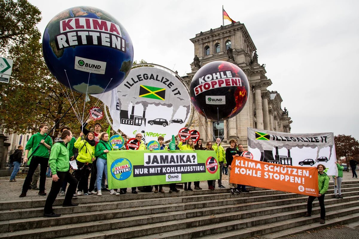 Jamaika? Nur mit Kohleausstieg. BUND-Aktion zu den Sondierungsgesprächen am 20.10.2017 in Berlin Proteste vor dem Reichstagsgebäude in Berlin