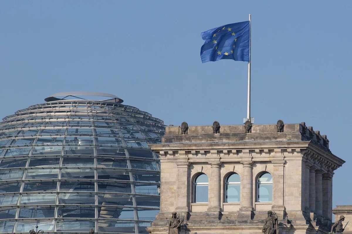Die Flagge der Europäischen Union weht über dem Reichstag