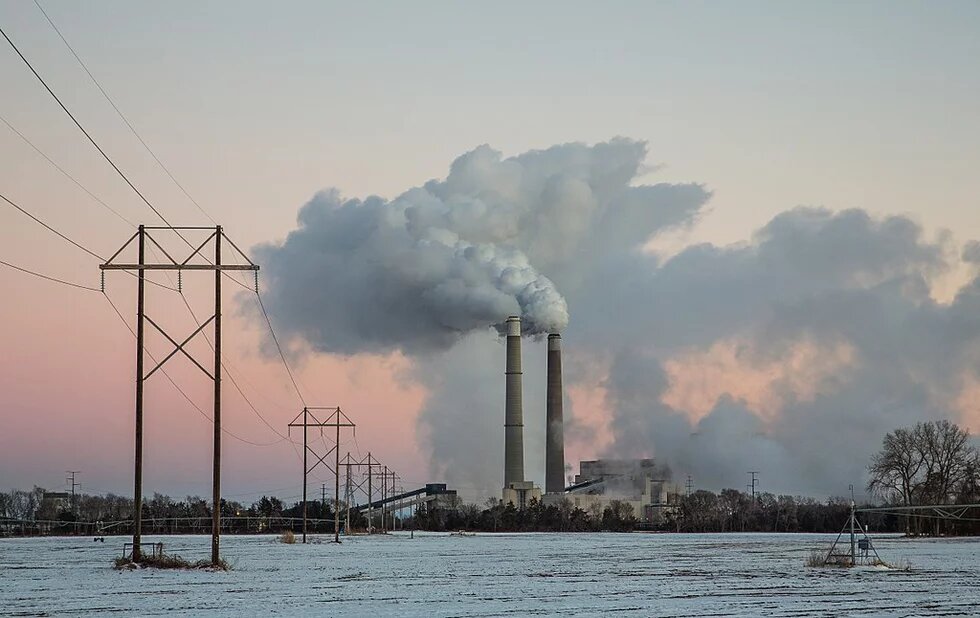 Kohlekraftwerk in Minnesota, USA. Ein Kohlekraftwerk in der Abenddämmerung
