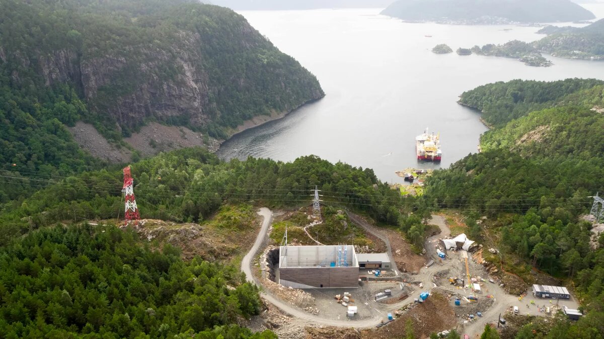 Das Kabelverlegeschiff Skagerrak im Vollesfjord, Norwegen Ein Schiff verlegt Seekabel in norwegischer Bucht