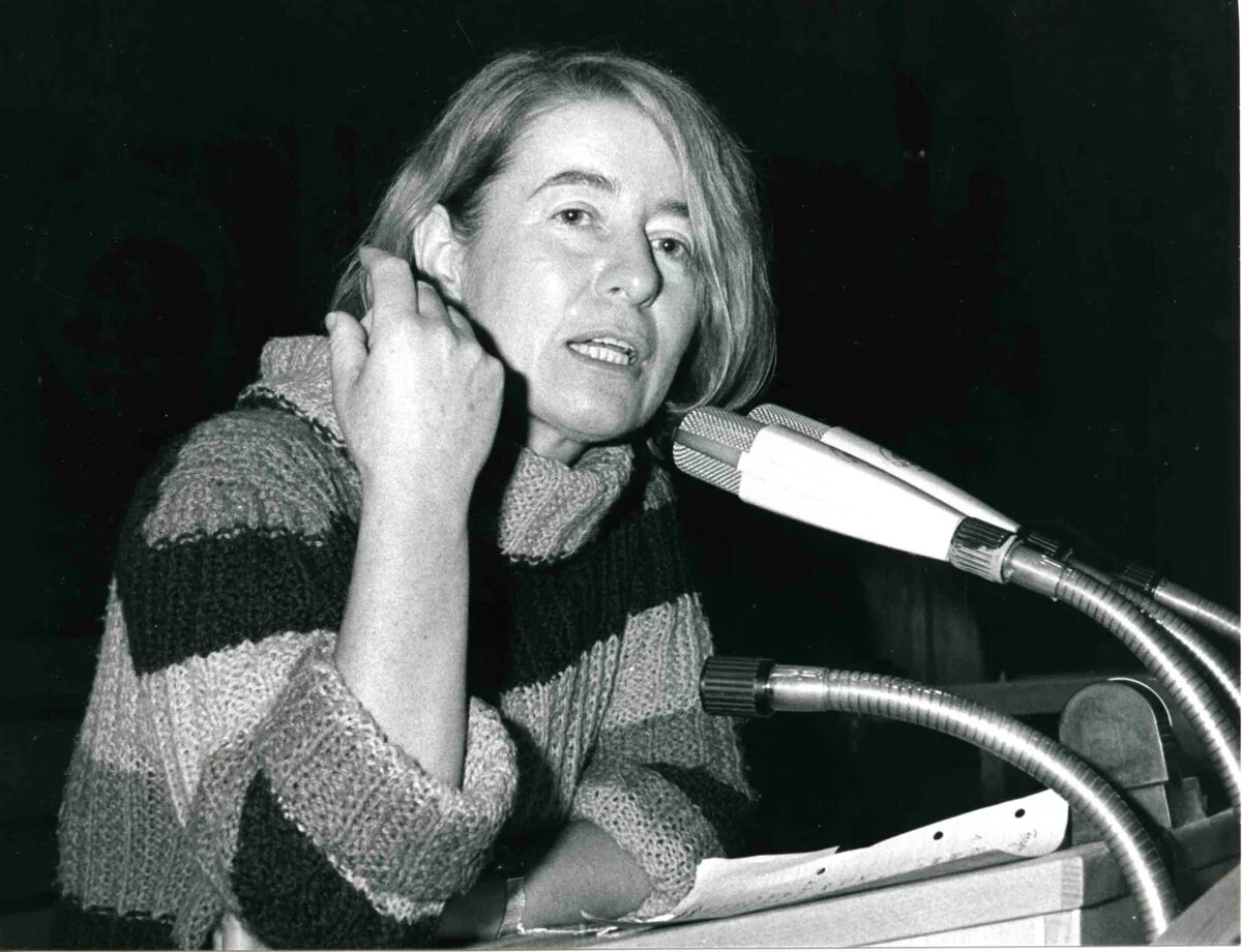 Hilde Schramm Hilde Schramm spricht in ein Mikrofon