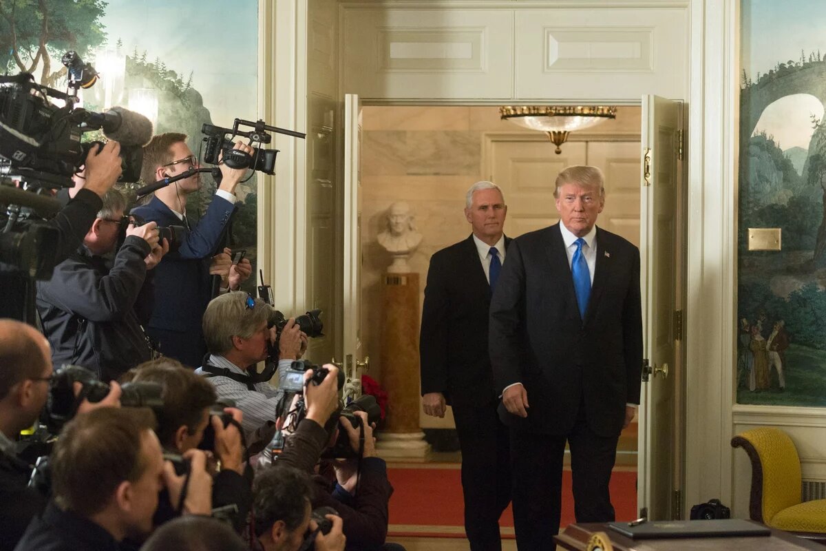 Trump und Pence beim Betreten des "Diplomatic Briefing Room" im Weißen Haus Trump und Pence beim Betreten des "Diplomatic Briefing Room" im Weißen Han Haus