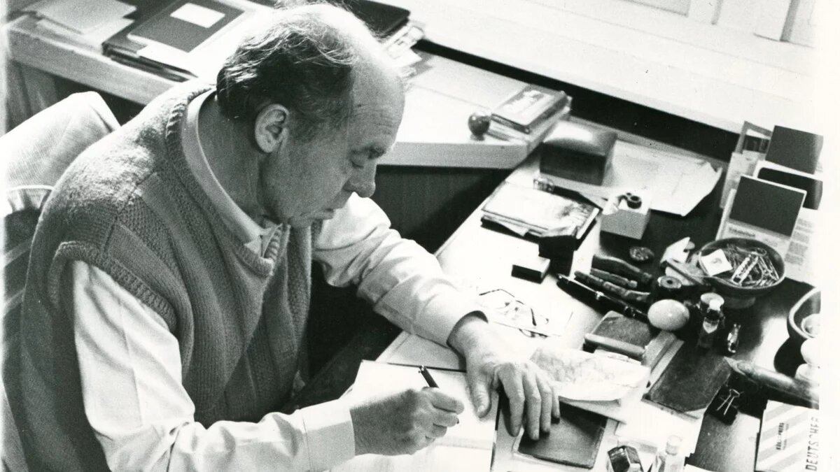 Heinrich Böll am Schreibtisch Heinrich Böll am Schreibtisch