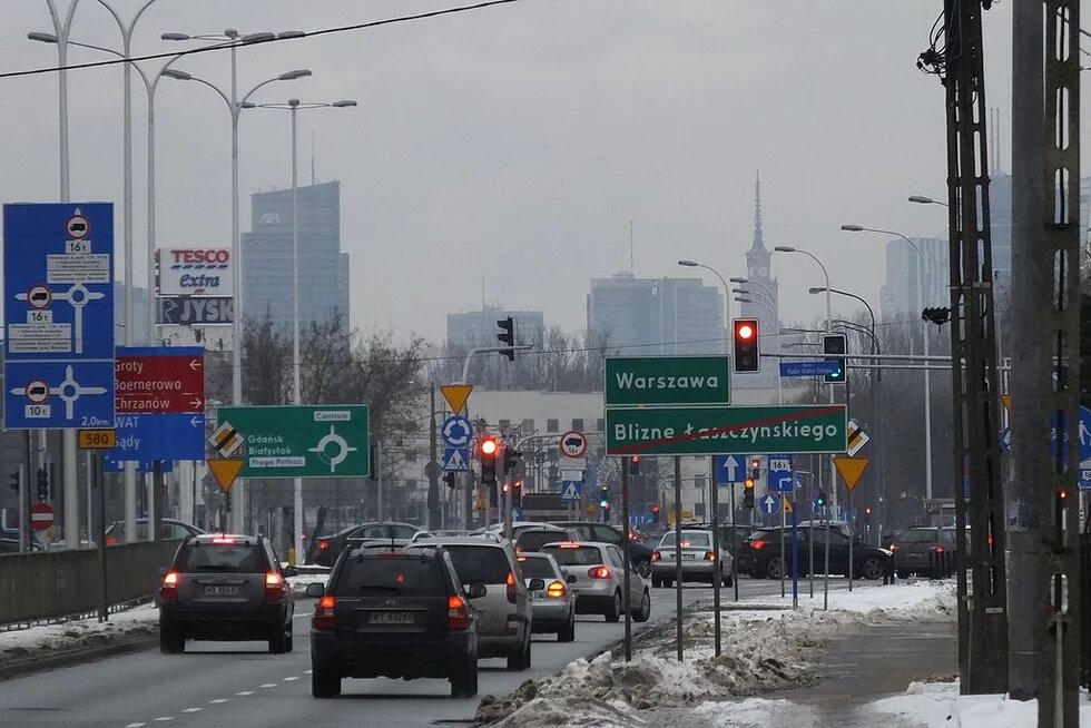 Smog in Warschau Straße mit Autos in Warschau, im Hintergrund die versmogte Stadt