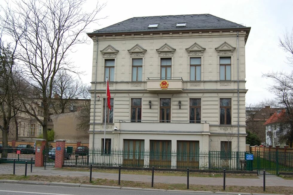 Embassy of Vietnam in Berlin Die vietnamesische Botschaft in Berlin: Weißes Gebäude mit Emblem und Flagge Vietnams