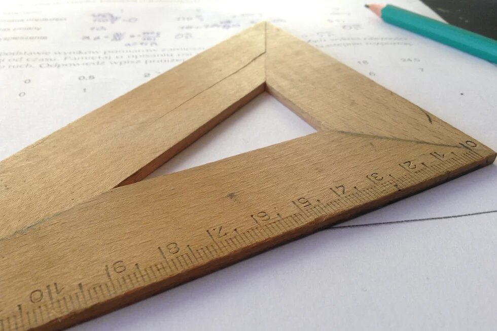 Holzlineal Holzlineal auf einem Prüfungsbogen