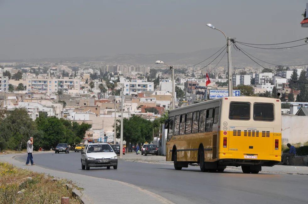 Panoramique de la banlieue ouest de Tunis Ein gelber Bus auf einer Straße in Tunis