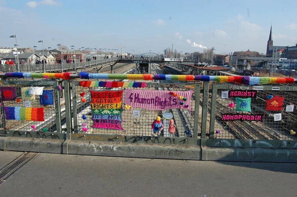 yarnbombing warschauer brücke - this is a yarnbombing for the #ravellenic games 2014, to raise awareness about human rights in russia and especially the oppression of sexual minorities in russia, uganda and elsewhere. warschauer brücke