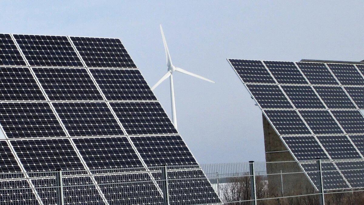 Erneuerbare Energien Solarzellen und ein Windrad