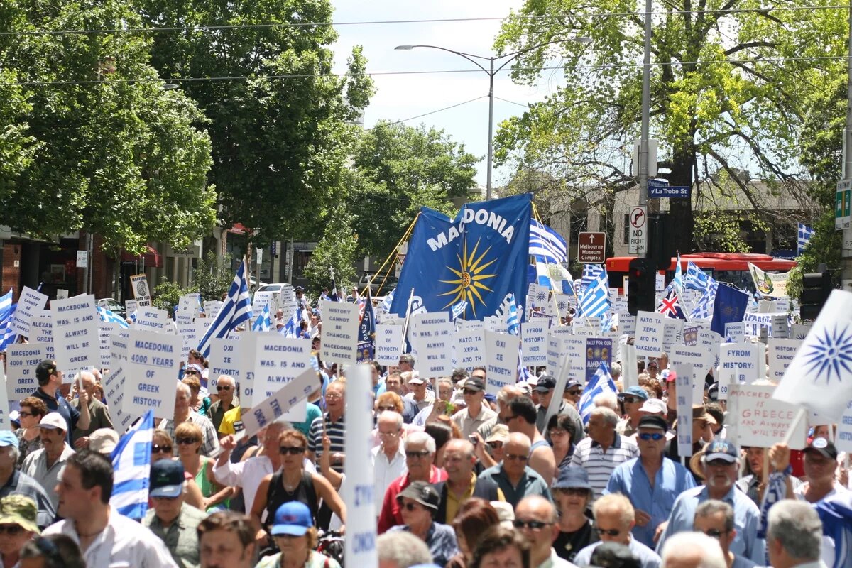 Demonstration Griechischer Makedonier/innen Demonstrierende Menschen mit Bannern und Plakaten