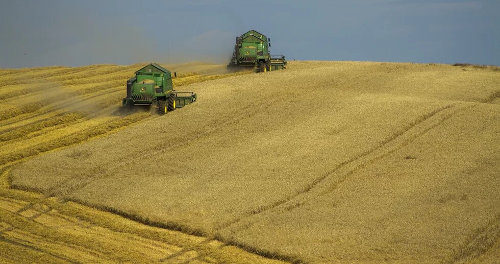 Monokultur Landwirtschaftliche Maschinen in einer Monokultur