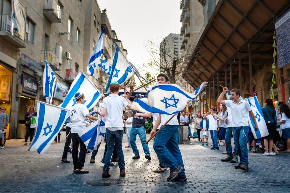 Israeli patriotic kids with flags in Jerusalem Kinder mit israelischen Fahnen