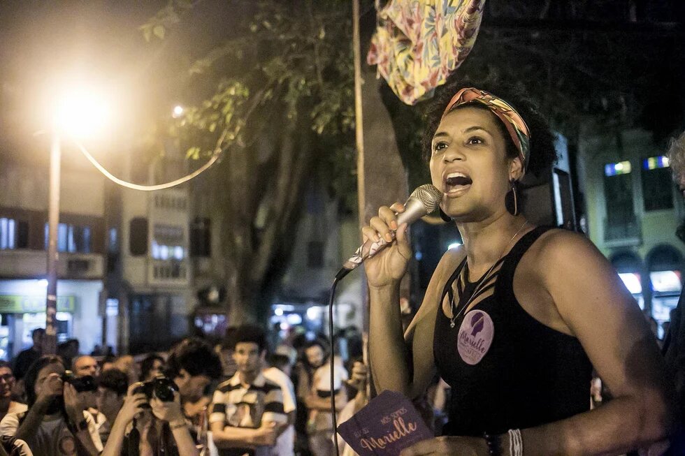 Marielle Franco Marielle Franco mit Mikrofon vor einer Menschenmenge