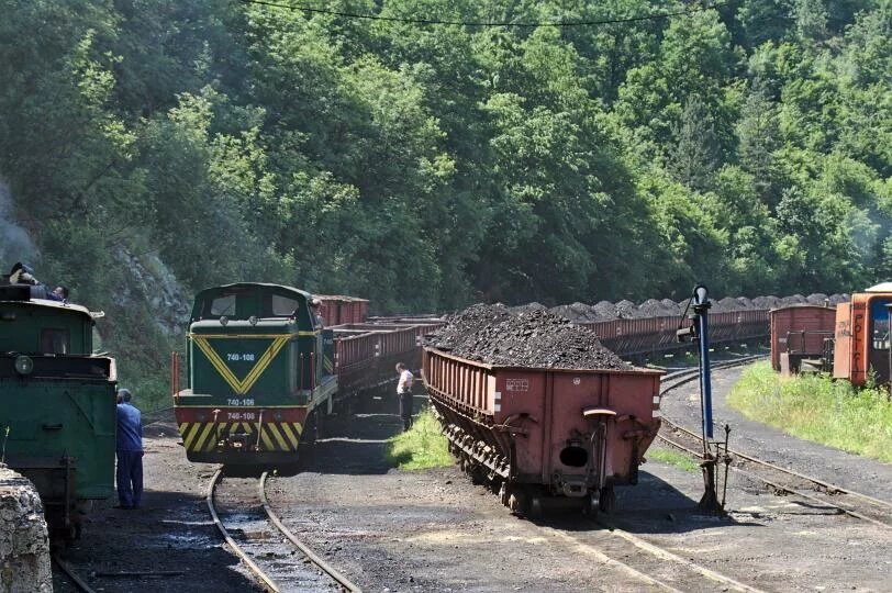 RMU_740-108_banovici_3_20160609 Bahnhof Oskova an der Kohlenwäsche, 740-108 und ein beladener Kohlenzug. Bahnhof Oskova an der Kohlenwäsche, 740-108 und ein beladener Kohlenzug.