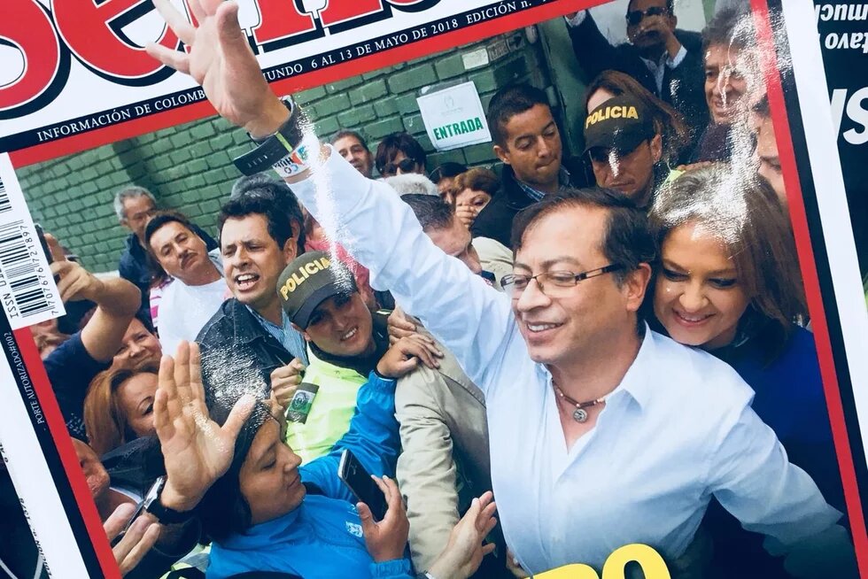Der Präsidentschaftskandidat Gustavo Petro inmitten von Polizisten und Fans vor der Stichwahl für das Präsidentschaftsamt