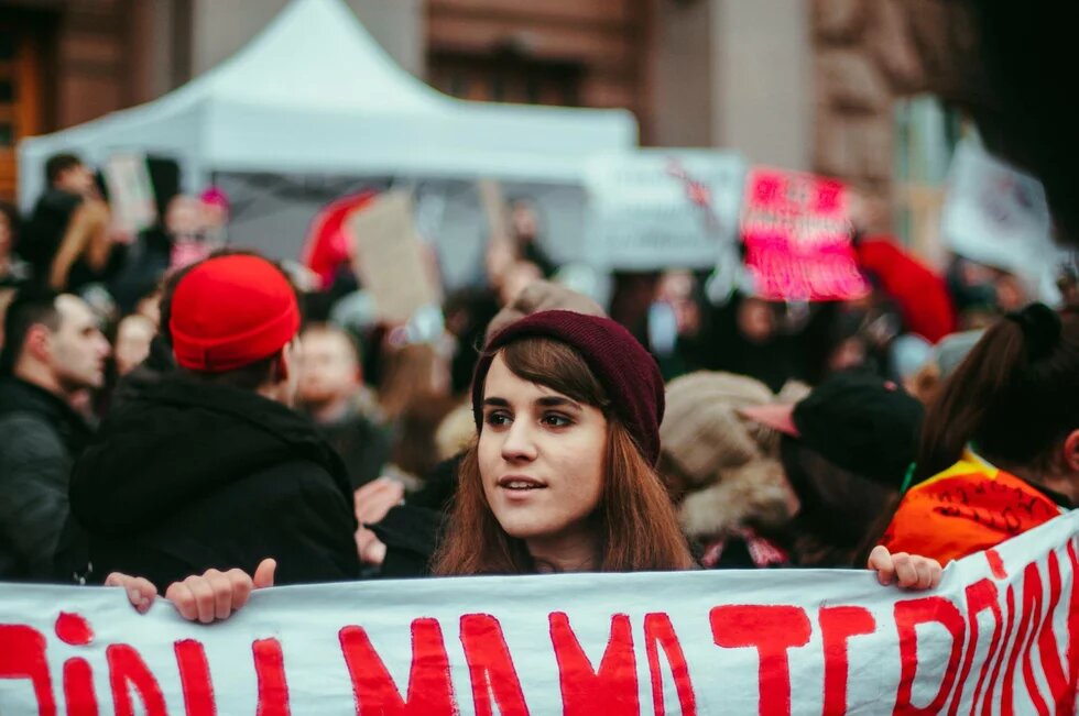 Demonstration am 8. März 2018 in Kiew Eine junge Frau hält ein Banner auf einer Demonstration am 8. März 2018 in Kiew