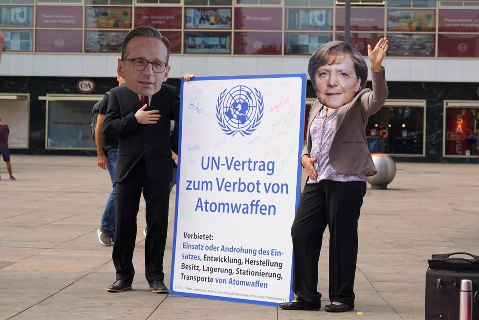 Jahrestag Atomwaffenverbot Aktion am Alexanderplatz in Berlin am 7. Jul zum 1. Jahrestag des Vertrags zum Verbot von Atomwaffen
